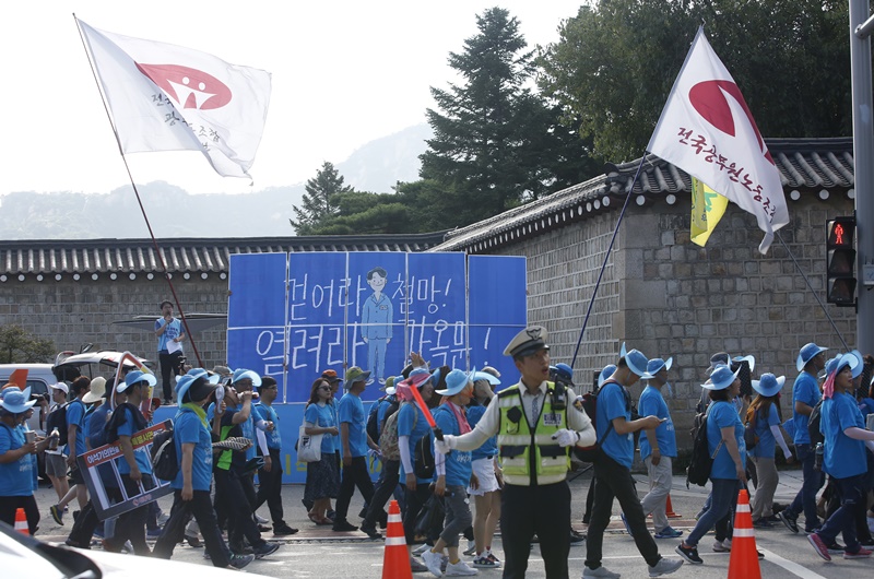 ▲ 이석기 석방콘서트에 참가한 공무원노조 조합원들이 청와대로 행진하고 있다.