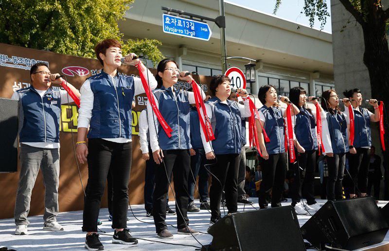 전국공무원노동조합 노래패연합이 노래공연을 하고 있다.