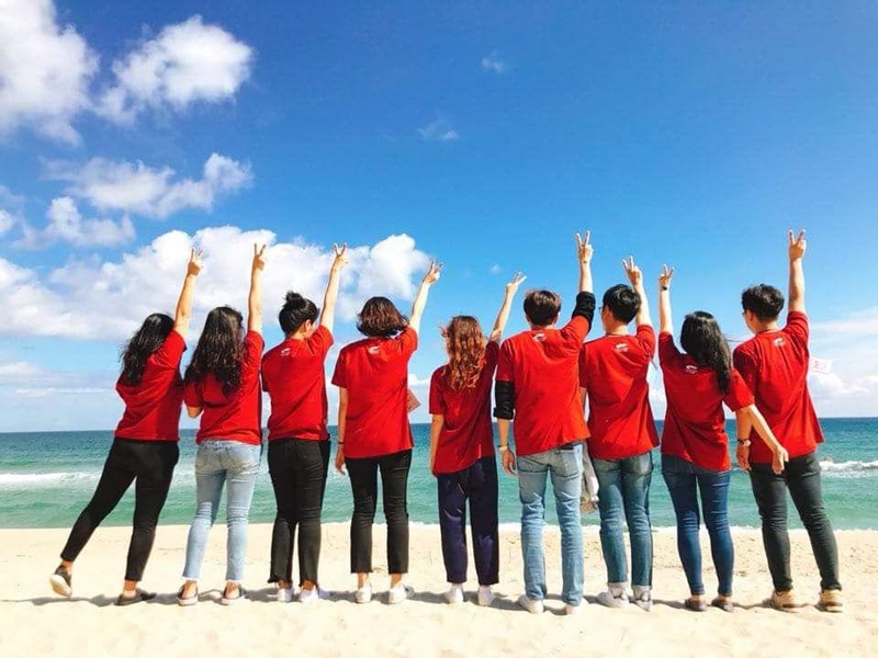 ▲ 청년캠프 참가자들이 동해 해변을 배경으로 기념촬영을 하고 있다.