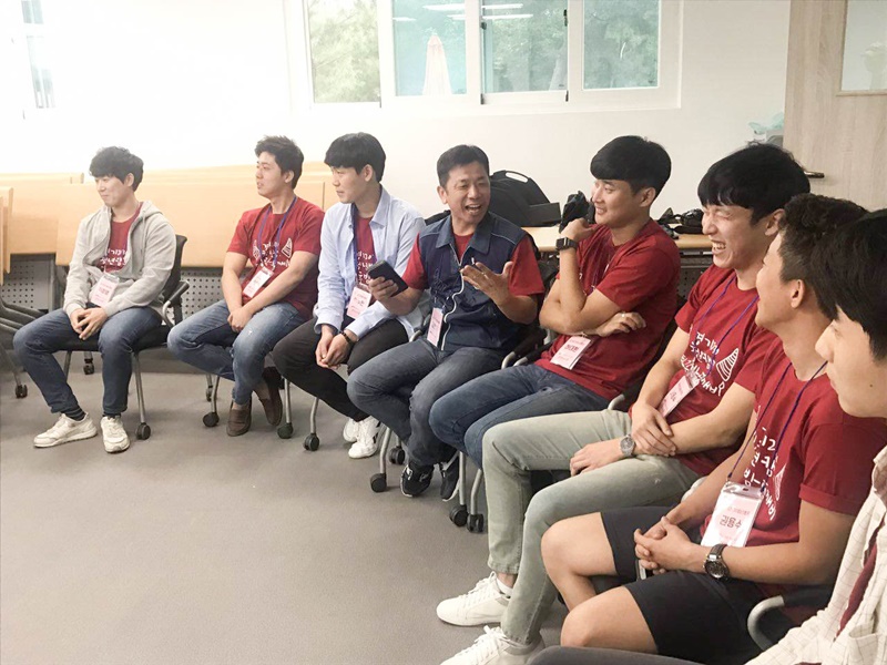 ▲ 청년캠프 참가자들이 김현기 경기본부장과 대화하고 있다.
