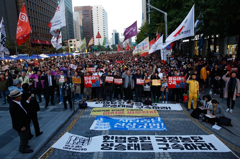 ▲ 사법적폐청산 3차 국민대회에서 참가자들이 민중의례를 하고 있다.