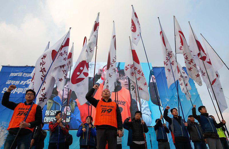 공무원노조 깃발과 19개본부 깃발이 무대에 올랐다.