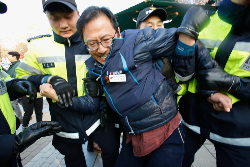 ▲ 민주노총 김명환 위원장이 청와대 앞에서 시국농성을 하다 경찰에 끌려가고 있다.