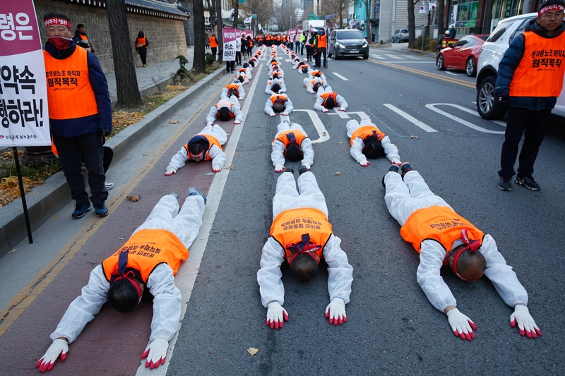 ▲ 김주업 위원장과 간부들이 청와대를 향해 오체투지를 하고 있다.
