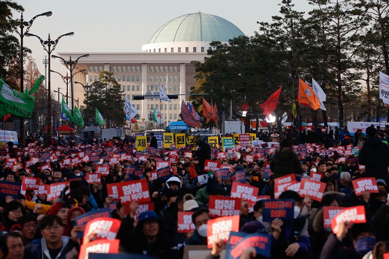 ▲ 국회 앞에서 민중대회 참가자들이 개혁입법을 촉구하고 있다.