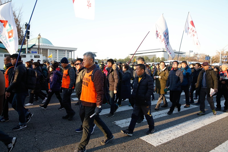 ▲ 공무원노조 조합원들이 국회 앞에서 인간띠잇기를 하고 있다.