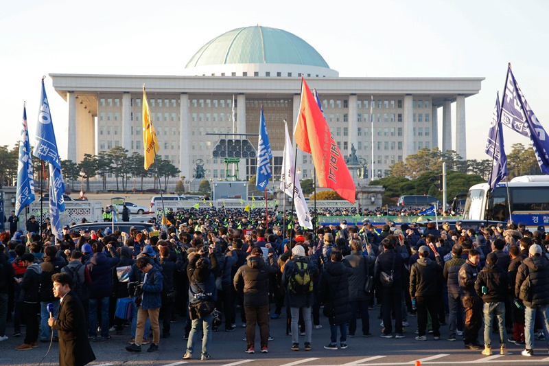 ▲ 민중대회 참가자들이 국회 앞에서 인간띠를 만들고 있다.