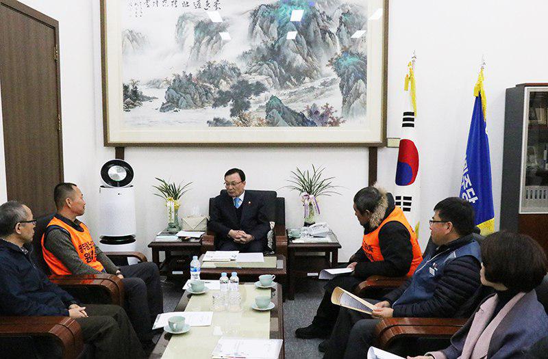공무원노조 김주업 위원장과 김은환 회복투위원장이 더불어민주당 이해찬대표를 면담하고 있다.