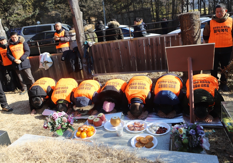 ▲ 공무원노조 부위원장단이 초대 차봉천 위원장 묘소 앞에서 참배하고 있다.