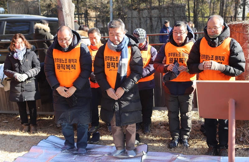 ▲ 회복투 동지들이 공무원노조 초대 차봉천 위원장 묘소 앞에서 참배하고 있다.