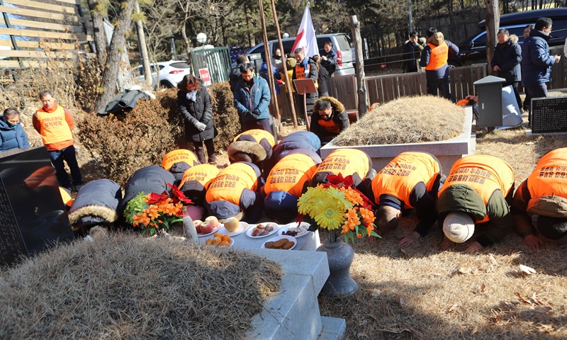 ▲ 공무원노조 서울본부 시청지부 안현호 전 조직부장의 묘소에 참배하고 있다.