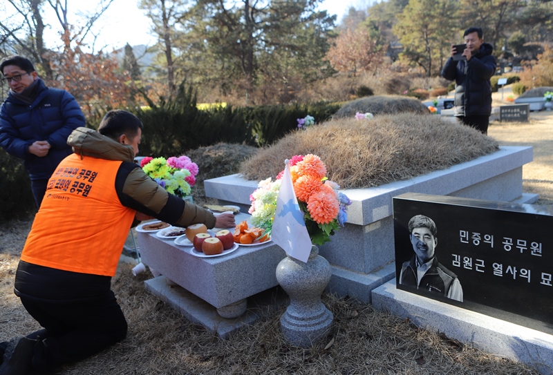 ▲ 공무원노조 경기본부 오산시지부 김원근 전 본부장 묘소에 참배하고 있다.