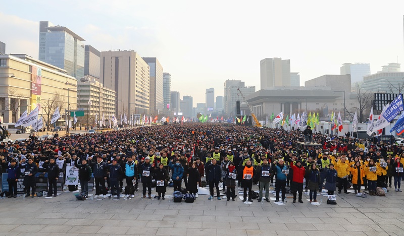 ▲ 고 김용균 5차 범국민 추모제에서 참가자들이 민중의례를하고 있다.