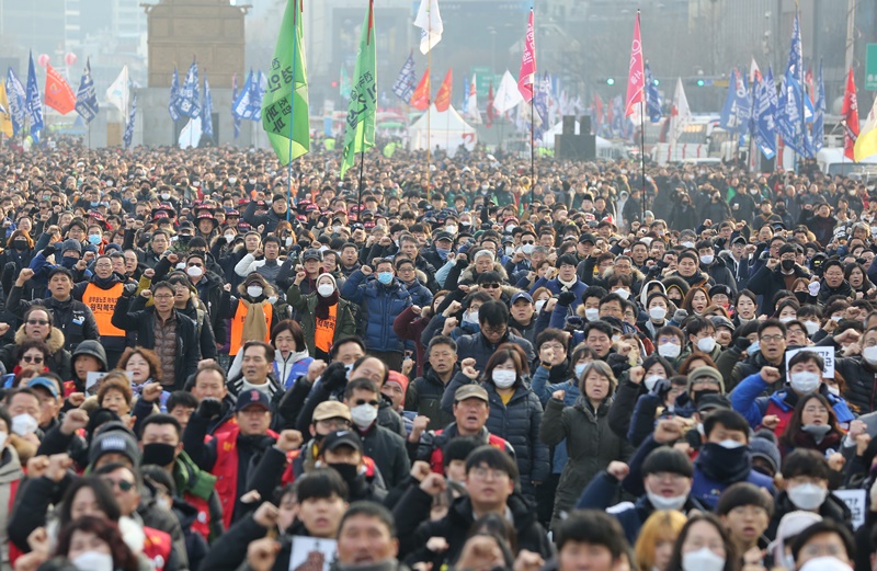 ▲ 공무원노조 조합원들이 고 김용균 범국민 추모제에서 구호를 외치고 있다.