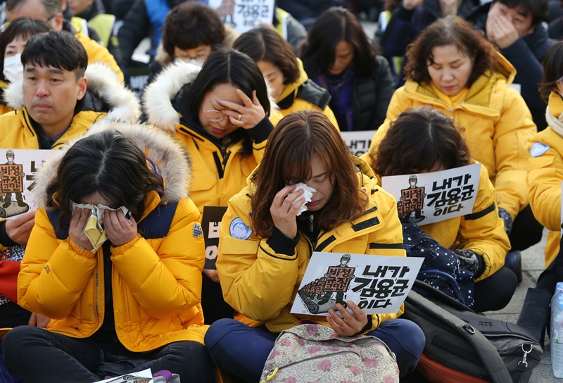 ▲ 세월호 참사 유가족들이 고 김용균 씨의 어머니의 발언을 들으며 눈물을 훔치고 있다.