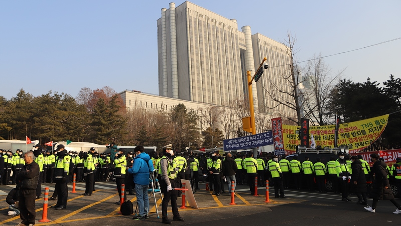 ▲ 서울중앙지법 앞에 배치된 경찰병력들