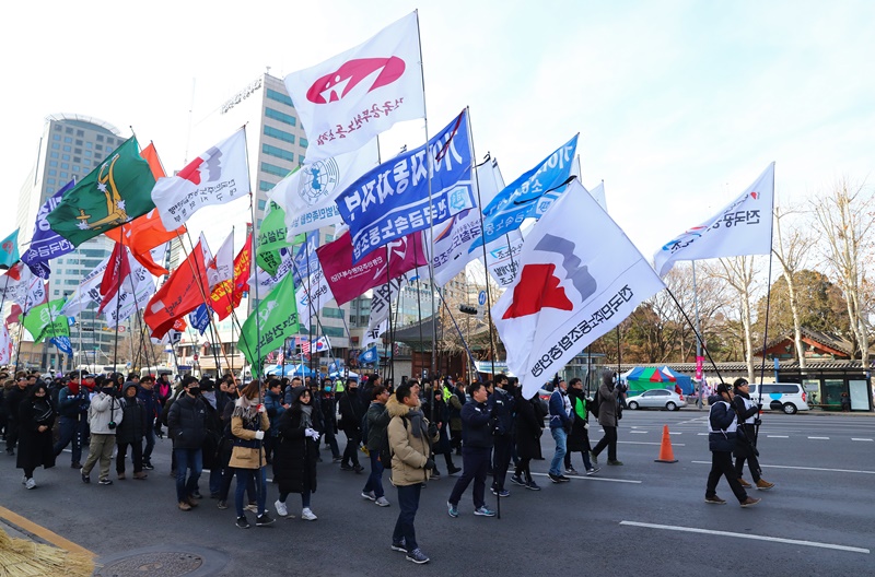 ▲ 민주노총 조합원들이 깃발과 함께 고 김용균 씨 운구행렬을 뒤따르고 있다.