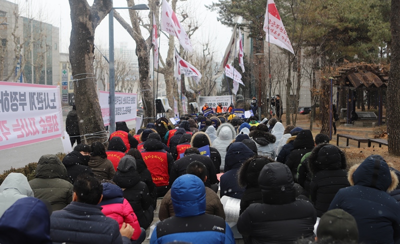 ▲ 공무원노조 강원본부가 15일 오후 강원도청 앞에서 최문순 강원도지사를 규탄하는 집회를 개최했다.