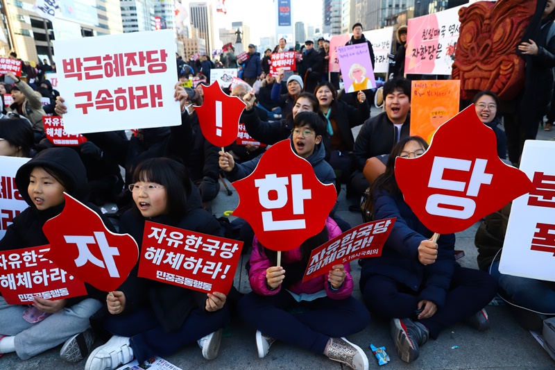▲ 자유한국당 해체 범국민촛불대회에 참가한 아이들이 피켓을 들고 구호를 외치고 있다.
