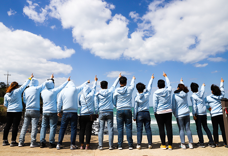 ▲ 평화기행 참가자들이 북촌마을에서 기념촬영을 하고 있다.