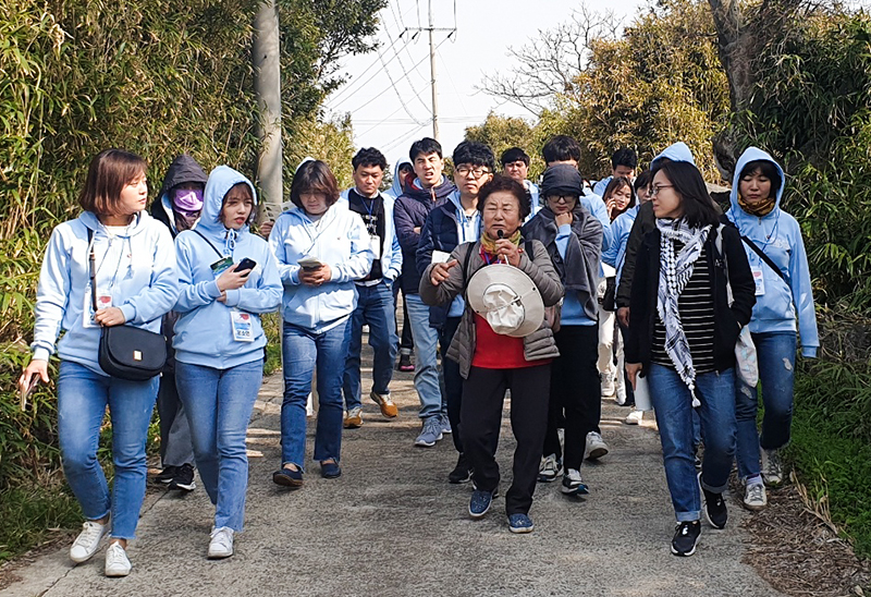 ▲ 평화기행 참가자들이 동광리에서 4·3 생존자인 홍춘호 할머니의 설명을 듣고 있다.