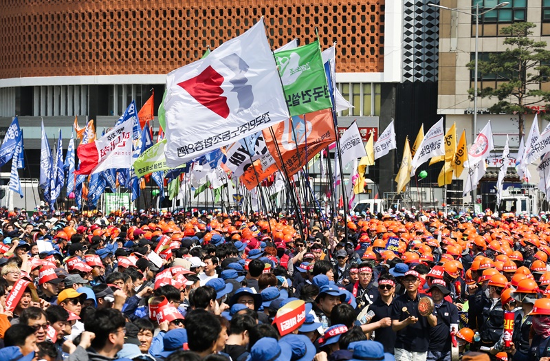 ▲ 민주노총 노동절기념 수도권대회에서 깃발들이 입장하고 있다.