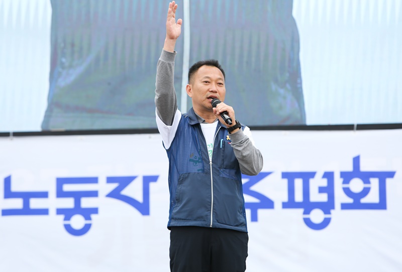 ▲ 김주업 위원장이 노동자 자주평화대회에서 투쟁사를 하고 있다.