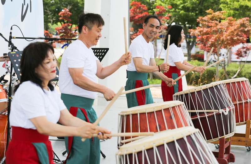 ▲ 6·9대회 문화한마당에서 조합원들이 모듬북 공연을 하고 있다.