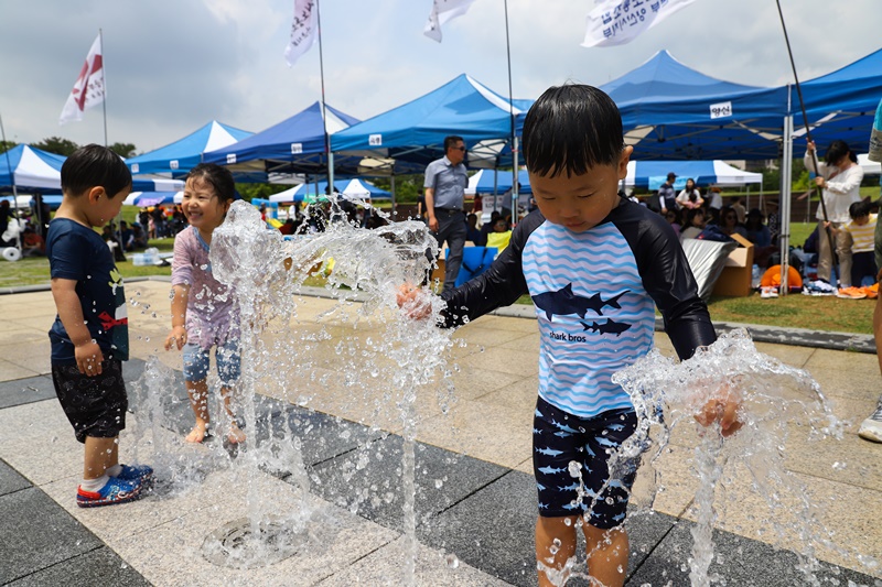 ▲ 6·9대회 기념식에서 조합원의 아이들이 물놀이를 즐기고 있다.