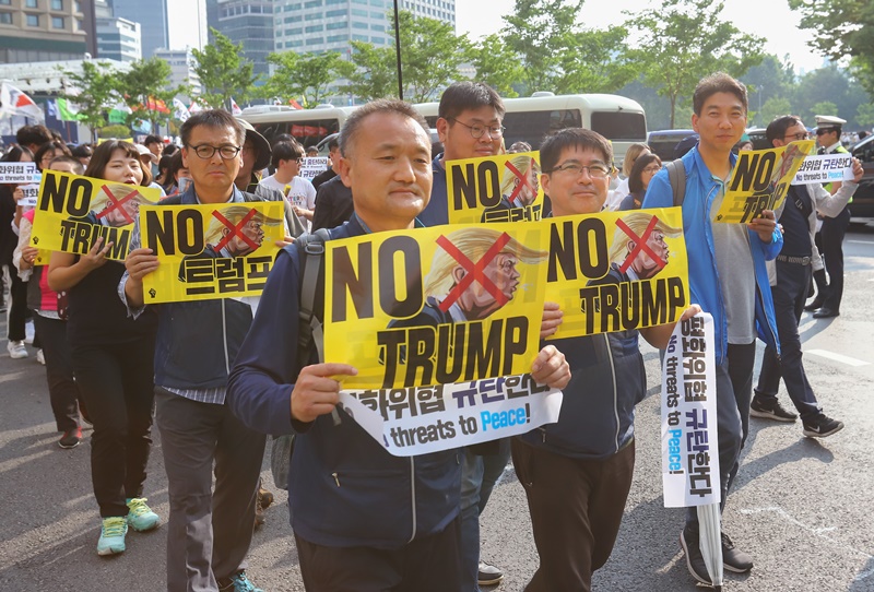 ▲ NO 트럼프 범국민대회에 참석한 공무원노조 조합원들이 행진하고 있다.