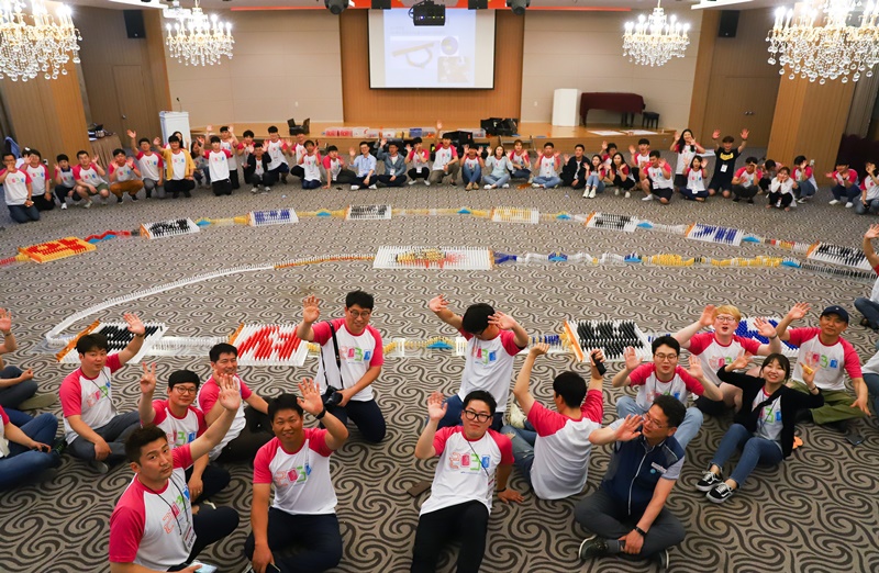 ▲ 청년캠프 참가자들이 도미노를 완성한 후 다함께 기념촬영을 하고 있다.