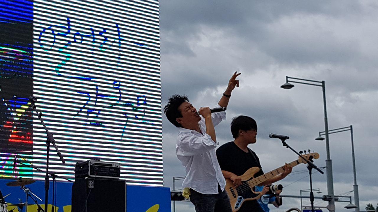 이석기의원 석방대회에서 '안치환과 자유' 밴드가 공연하고 있다.