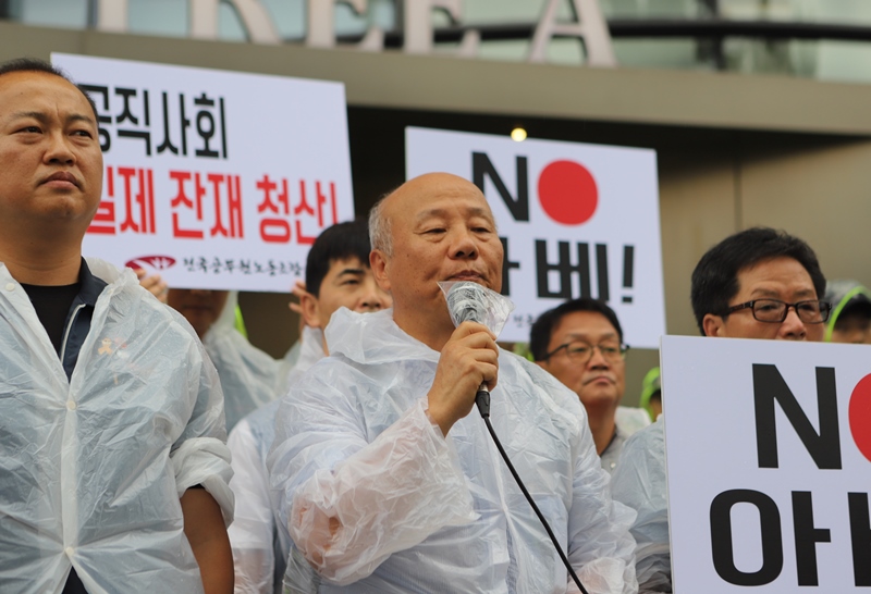 ▲ 아베규탄시민행동 박석운 공동대표가 연대발언을 하고 있다.
