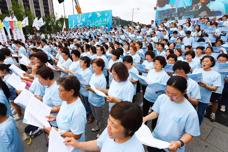 ▲8.15민족통일대회·평화손잡기 대회에서 427인 합창단이 노래하고 있다.