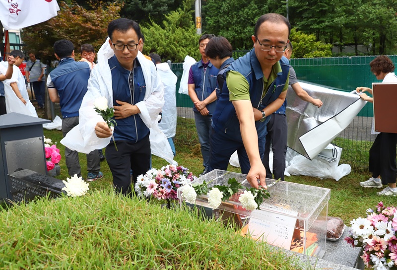 ▲ 차봉천 초대위원장 11주기 추모식에서 조합원들이 묘역에 헌화하고 있다.