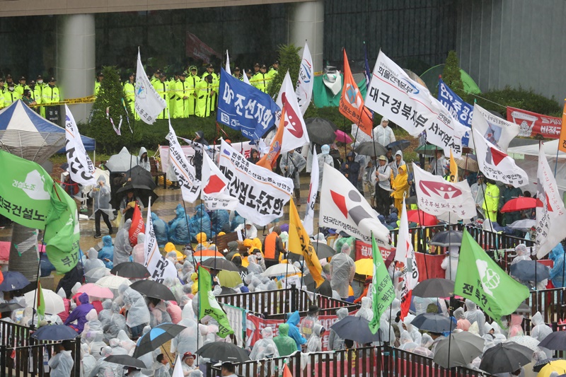 ▲ 톨게이트 투쟁 결의대회에서 공무원노조의 깃발이 보이고 있다.