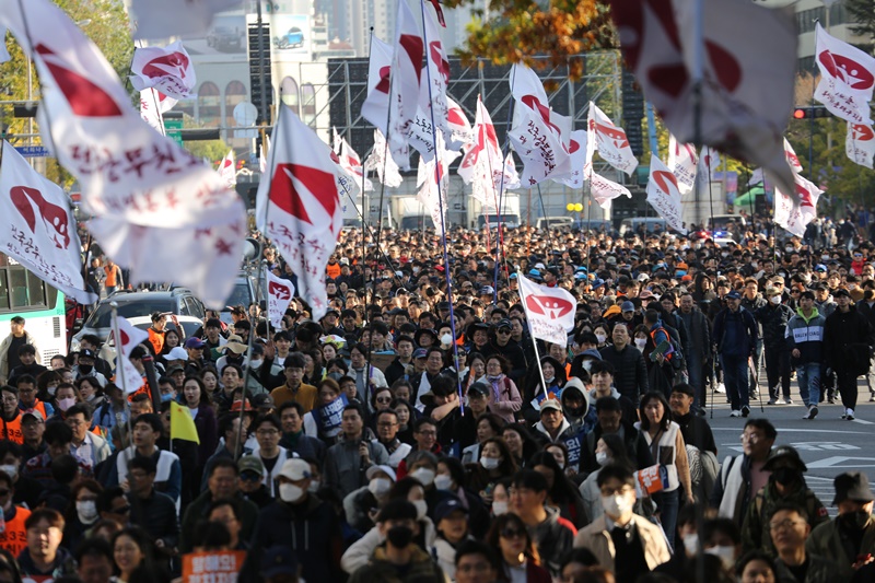▲ 11.9 대회에 참가한 조합원들이 행진하고 있다.