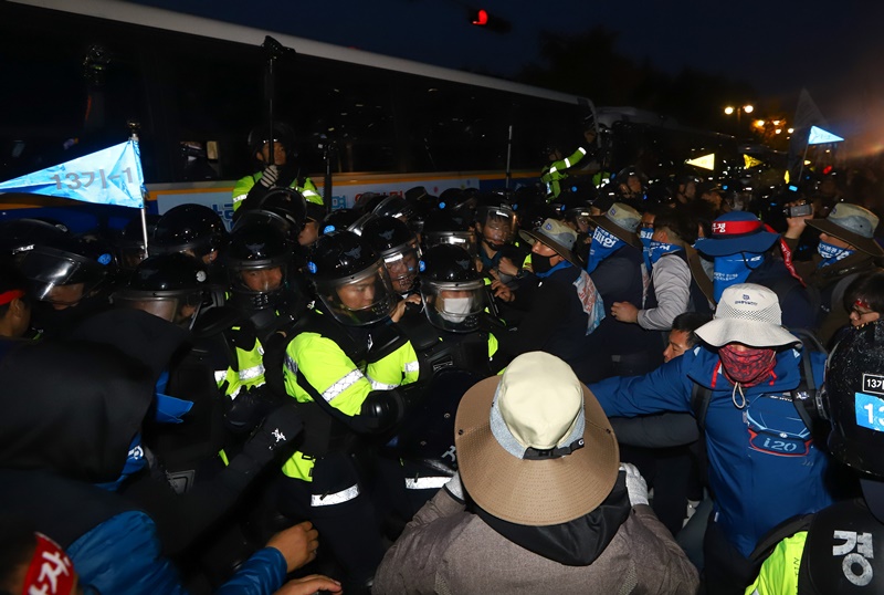 ▲ 국회 앞에서 전국노동자대회 참가자들이 경찰과 몸싸움을 벌이고 있다.