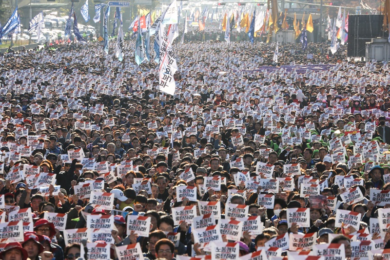 ▲ 전국노동자대회에 참가한 10만 여명의 참가자들이 구호를 외치고 있다.