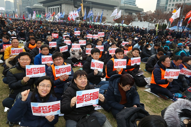 ▲ 민중대회에 참가한 공무원노조 조합원들이 피켓을 들고 있다.