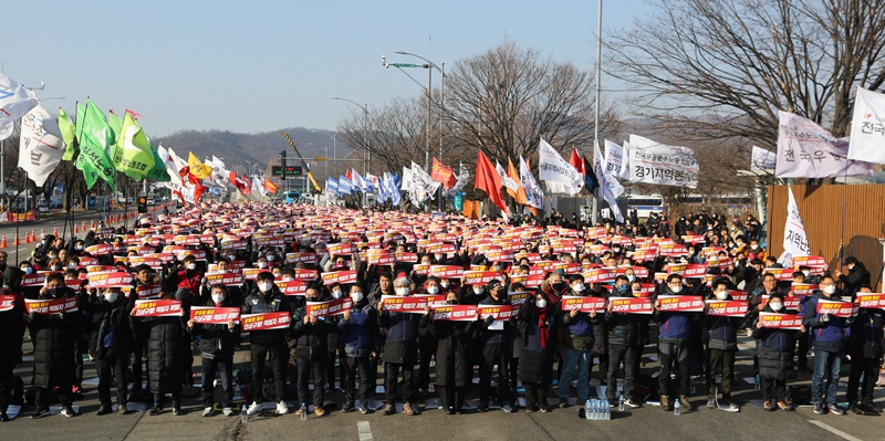 ▲ 과천경마공원 앞에서 문중원 열사 전국노동자대회가 열리고 있다.