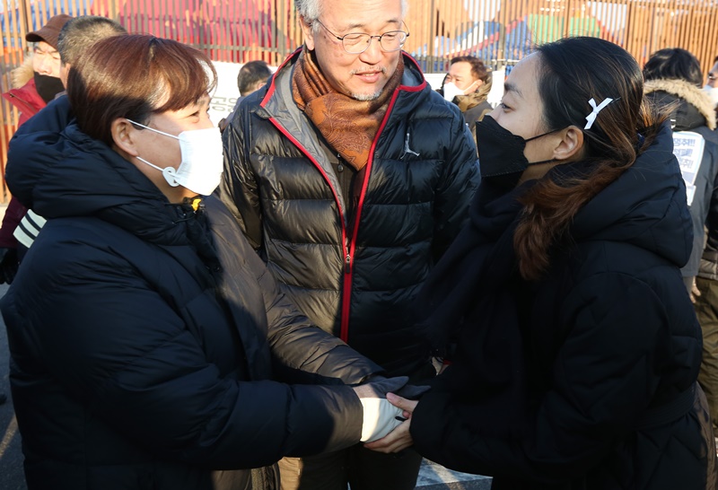 ▲ 노동자대회를 마치고 문중원 열사의 부인 오은주 씨(오른쪽)와 김용균 열사의 어미니 김미숙 씨가 손을 잡고 있다.