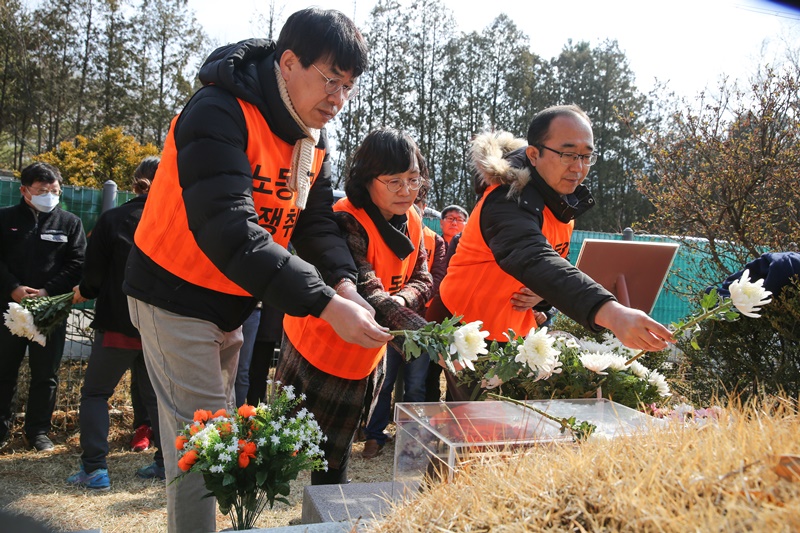 ▲ 최현오,김수미,김창호 부위원장(좌 부터)이 초대 차봉천 위원장 묘역에 헌화하고 있다.