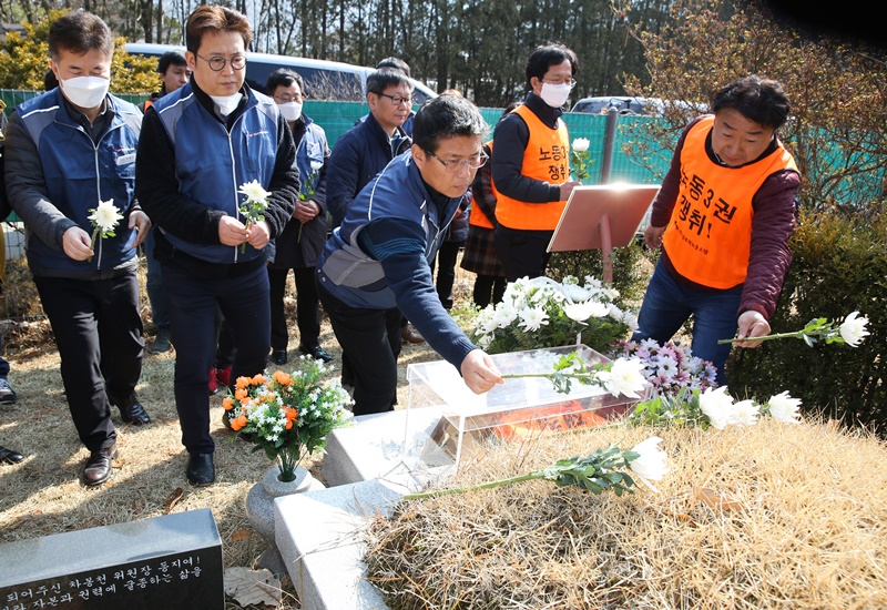 ▲ 시무식 참가자들이 초대 차봉천 위원장 묘역에 헌화하고 있다.