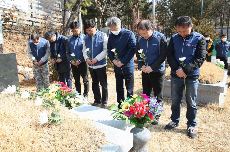 ▲ 서울시청지부 조합원들이 고 안현호 조합원 묘역을 참배하고 있다.