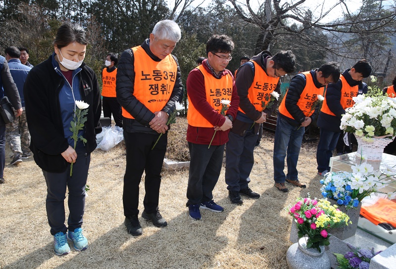 ▲ 조합 10기 사무처 간부들이 고 김원근 전 경기본부장 묘역을 참배하고 있다.