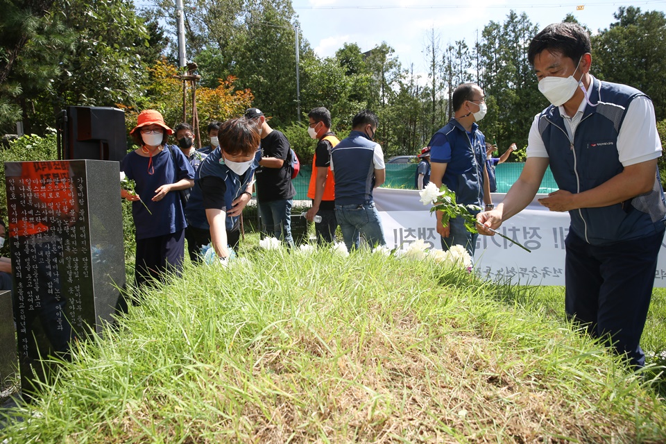 ▲ 공무원노조 조합원들이 고 안현호 동지 묘역에 헌화하고 있다.