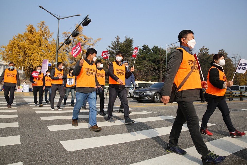 ▲ 공무원노조 서울본부가 해직자 원직복직을 위한 농성에 참여해 10만보 걷기를 진행하고 있다.