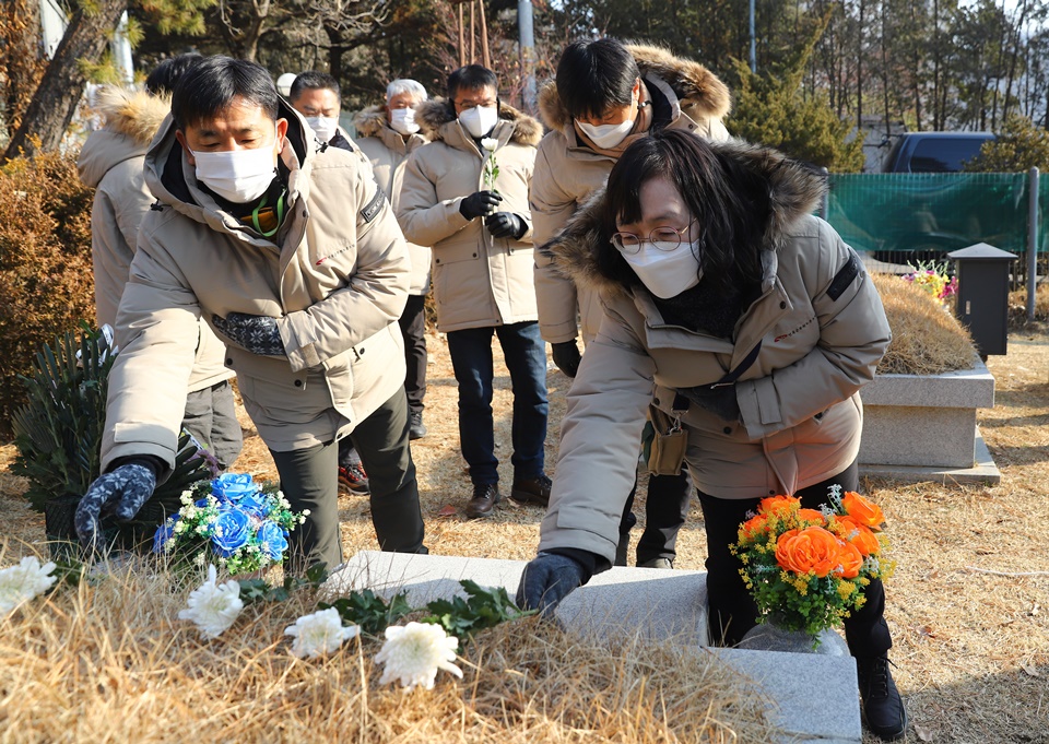 ▲ 공무원노조 김현기 수석 부위원장과 김수미 부위원장이 2021년 시무식에서 고 안현호 조합원 묘역에 헌화하고 있다.