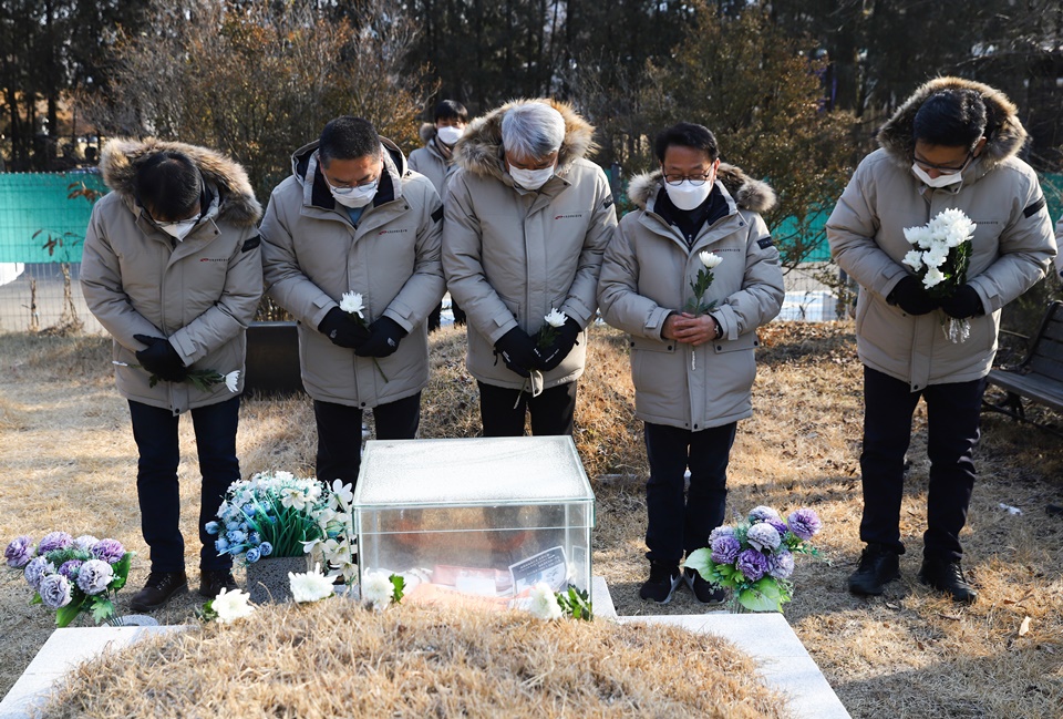 ▲ 공무원노조 사무처 간부들이 고 김원근 전 경기본부장 묘역에 헌화하고 있다.